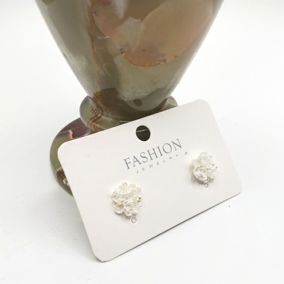 NEW White Flower Shaped Stud Earrings - Picture 2 of 3